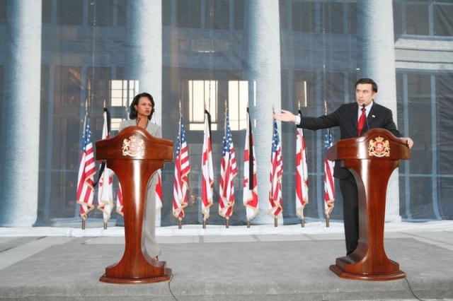 A então Secretária de Estado dos EUA, Condoleezza Rice, e o Presidente da Geórgia, Mikheil Saakashvili, fazem declarações conjuntas em Tbilisi, capital da Geórgia, em Agosto de 2008.  O apoio dos EUA à Geórgia prejudicou bastante as relações do país com a Rússia. 