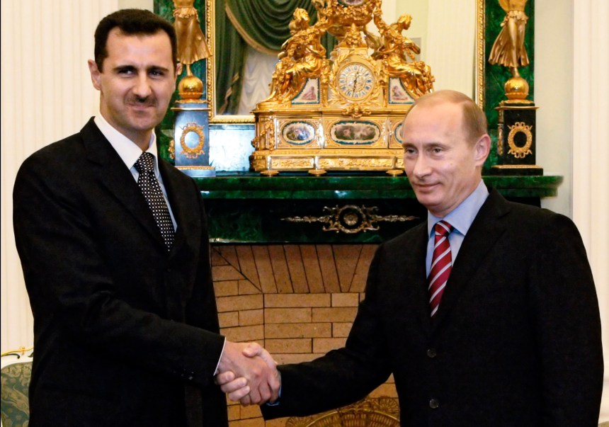 Assad e Putin em 2006  Foto: AP/RIA Novosti, Mikhail Klimentyev