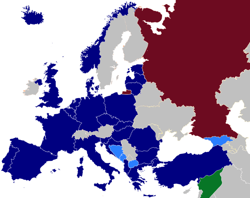 Em azul escuro, países da Otan. Azul claro, países que negociam entrada na Otan. Vermelho e verde, Rússia e Síria, respectivamente. 