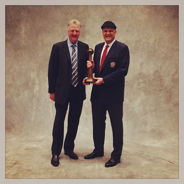 Larry Bird, o padrinho da homenagem, e Oscar, antes da cerimônia. Foto: NBA