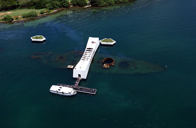 O USS Arizona afundado em águas rasas e seu museu para "visitação"