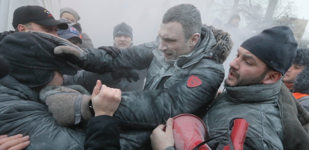 Foto tirada em 19 de Janeiro mostra, nos protestos, ao centro, um dos líderes da oposição ucraniana, o Campeão Mundial de Boxe Vitali Klitschko.