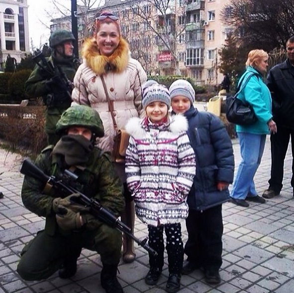 Habitante da Crimeia tira foto com soldado russo Fonte: Instagram/leydzh