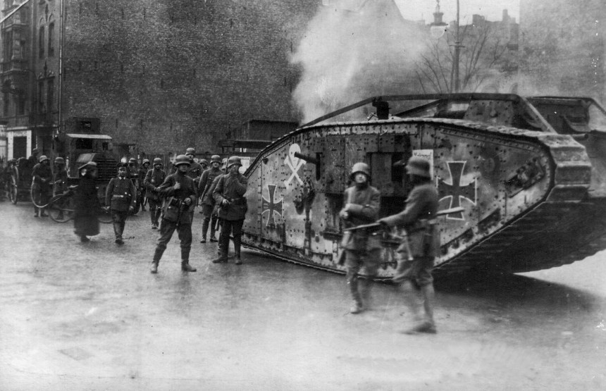 Membros do Freikorps Maerker em combate, Janeiro de 1919, em Berlim