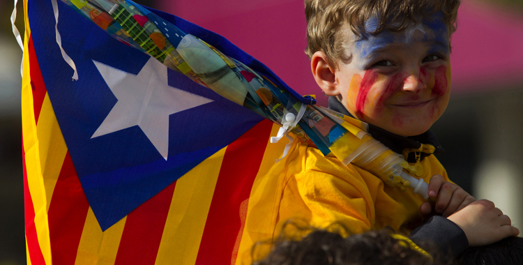 Garoto com a Estrelada, a bandeira da Catalunha independente.