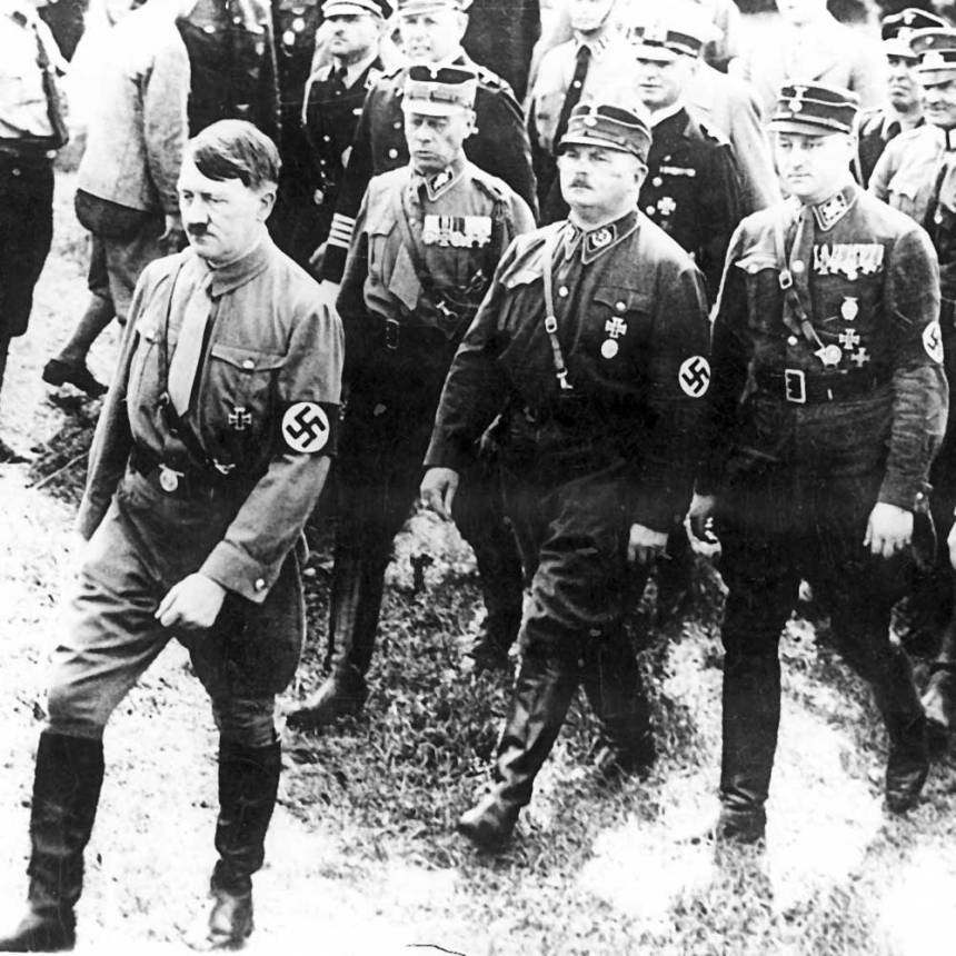 Adolf Hitler seguido por Ernst Röhm, líder da Sturmabteilung (SA), conhecidos como camisas marrons, e visto por Hitler como seu rival pelo poder. 
