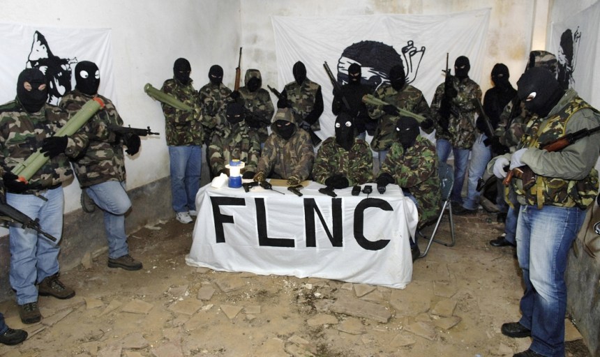 Integrantes na FLNC em foto enviada para a imprensa, junto com um manifesto. 