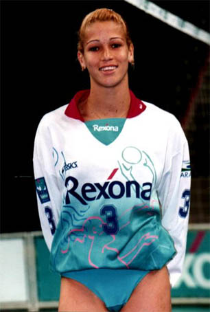 Érika Coimbra na equipe Rexona, em 1999, antes de seu tratamento hormonal. 