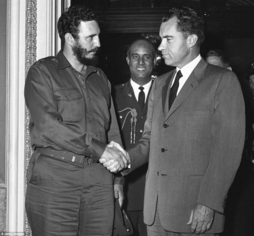 Fidel Castro e Richard Nixon apertam as mãos. 