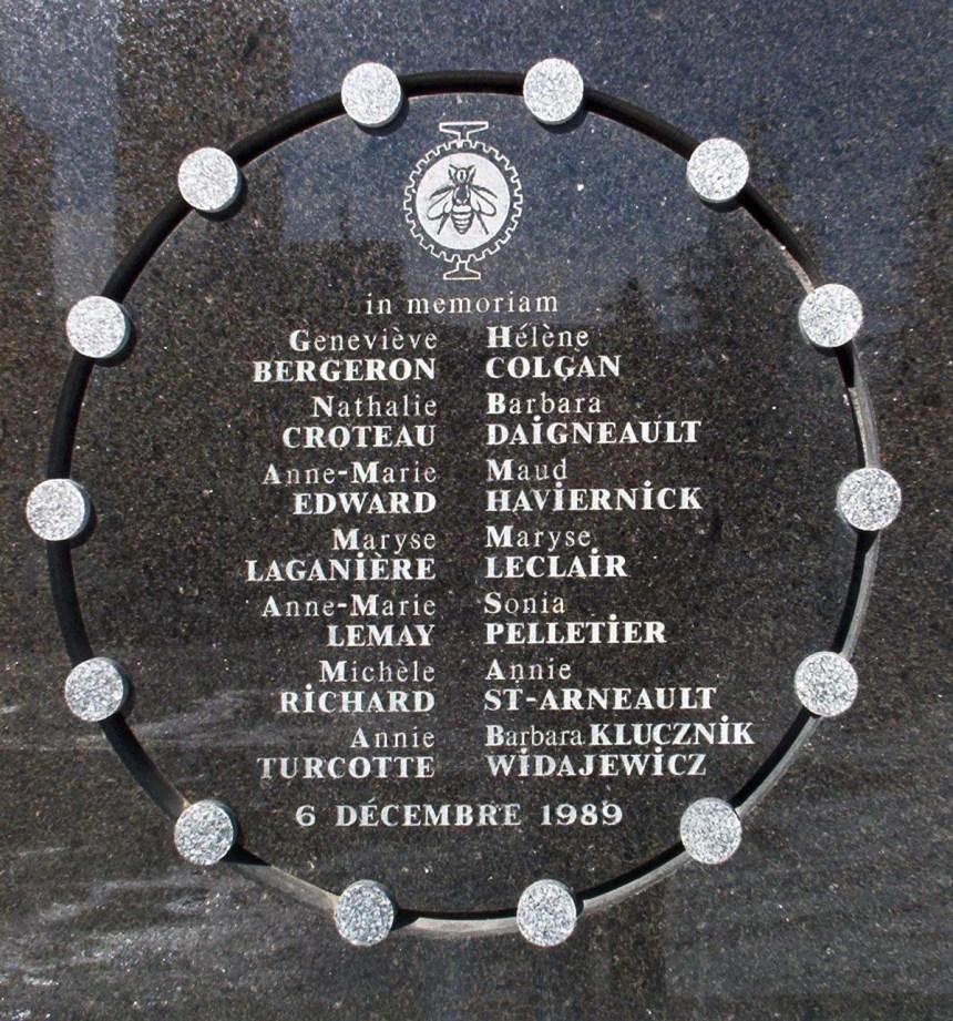 Placa que faz parte do memorial da Escola Politécnica de Montreal, com os nomes das mulheres vítimas. 
