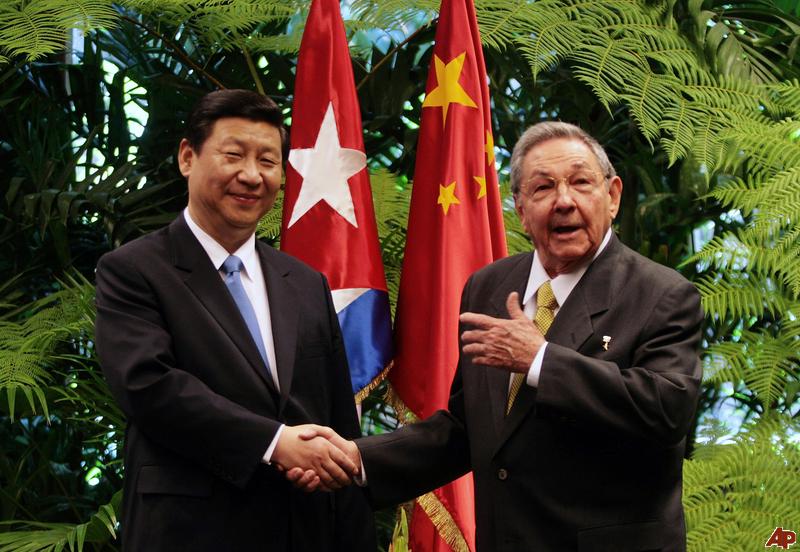 Raúl Castro e Xi Jinping, presidente chinês, na visita de Castro ao país asiático 
