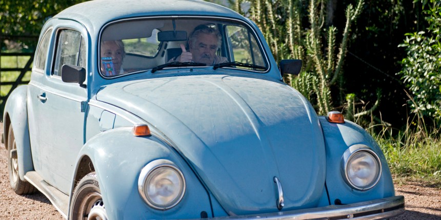 Mujica e sua esposa, a Senadora Lucia Topolansky, no Fusca azul dirigido por "Pepe" (Foto: AP/Matilde Campodonico)