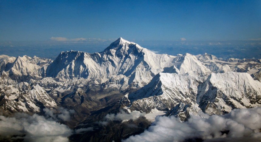 Foto em alta resolução (pode ser aberta em outra aba, para o tamanho completo) do Everest visto da fronteira do Nepal com a China. O território nepalês está "encoberto" pela montanha. 