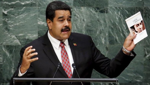 Maduro, hoje, na tribuna da AGNU, segurando uma edição de Carta da Jamaica, de Simón Bolívar.