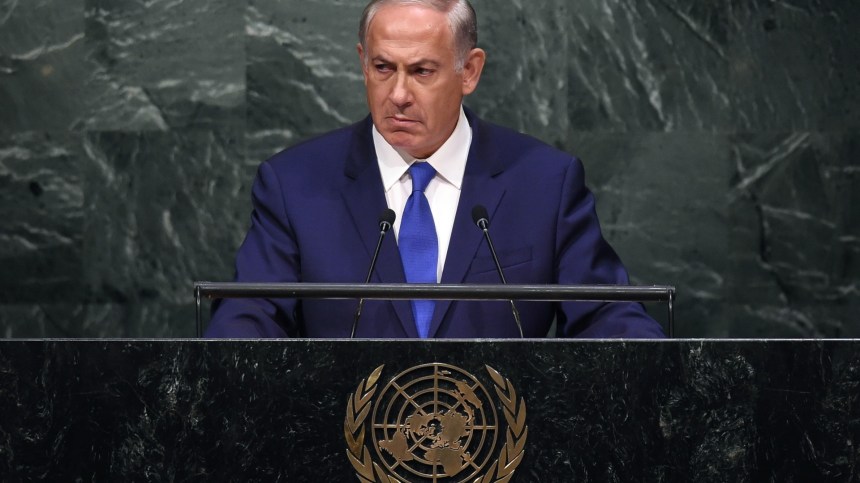 Netanyahu encara a AGNU em silêncio, por exatos quarenta e quatro segundos. 